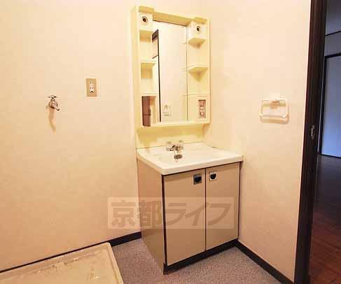 洗面設備　大きな独立洗面台です。