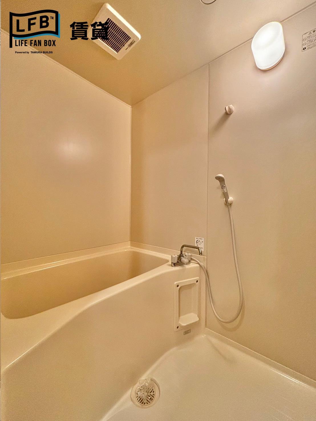 バス・シャワールーム　※反転間取り503号室の室内写真です。壁紙や床の色、仕様・設