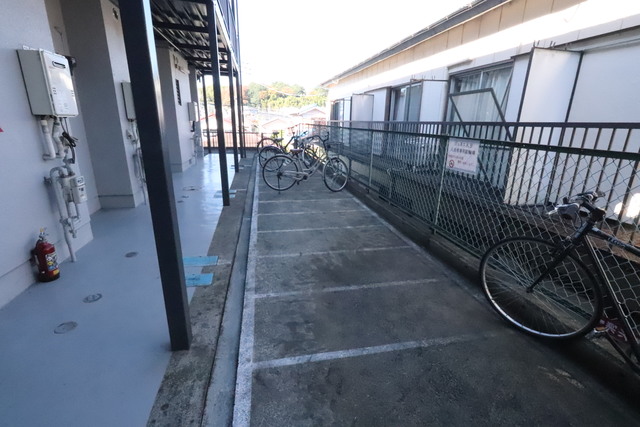 その他共有部分　自転車置き場が目の前にあります。