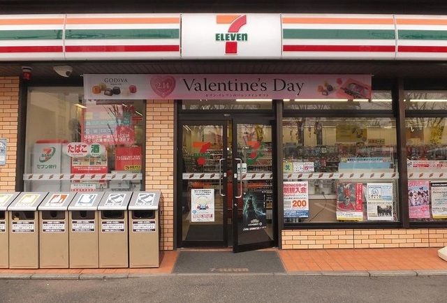 コンビニ　セブンイレブン（コンビニ）まで300m