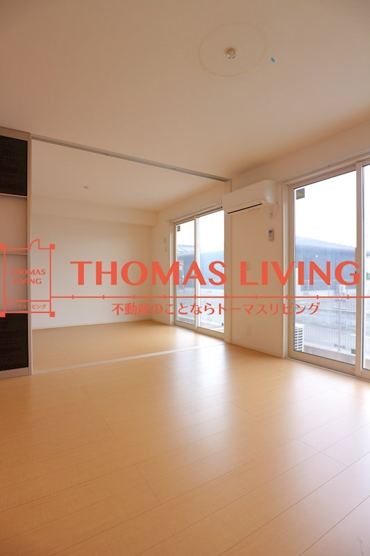 居室・リビング　洋室と繋げて広々と使っていただけます。