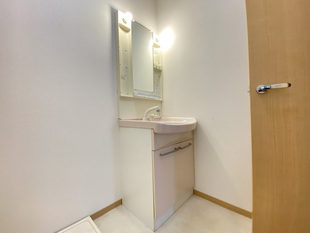 洗面設備　独立洗面台、小物を置くことができて便利です