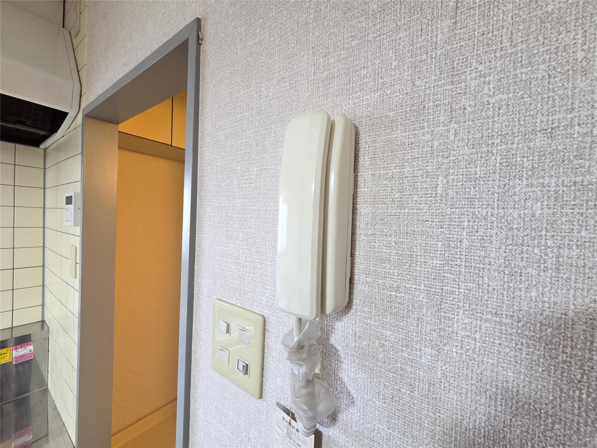 セキュリティ　来客時も室内で対応できるインターフォン付き♪