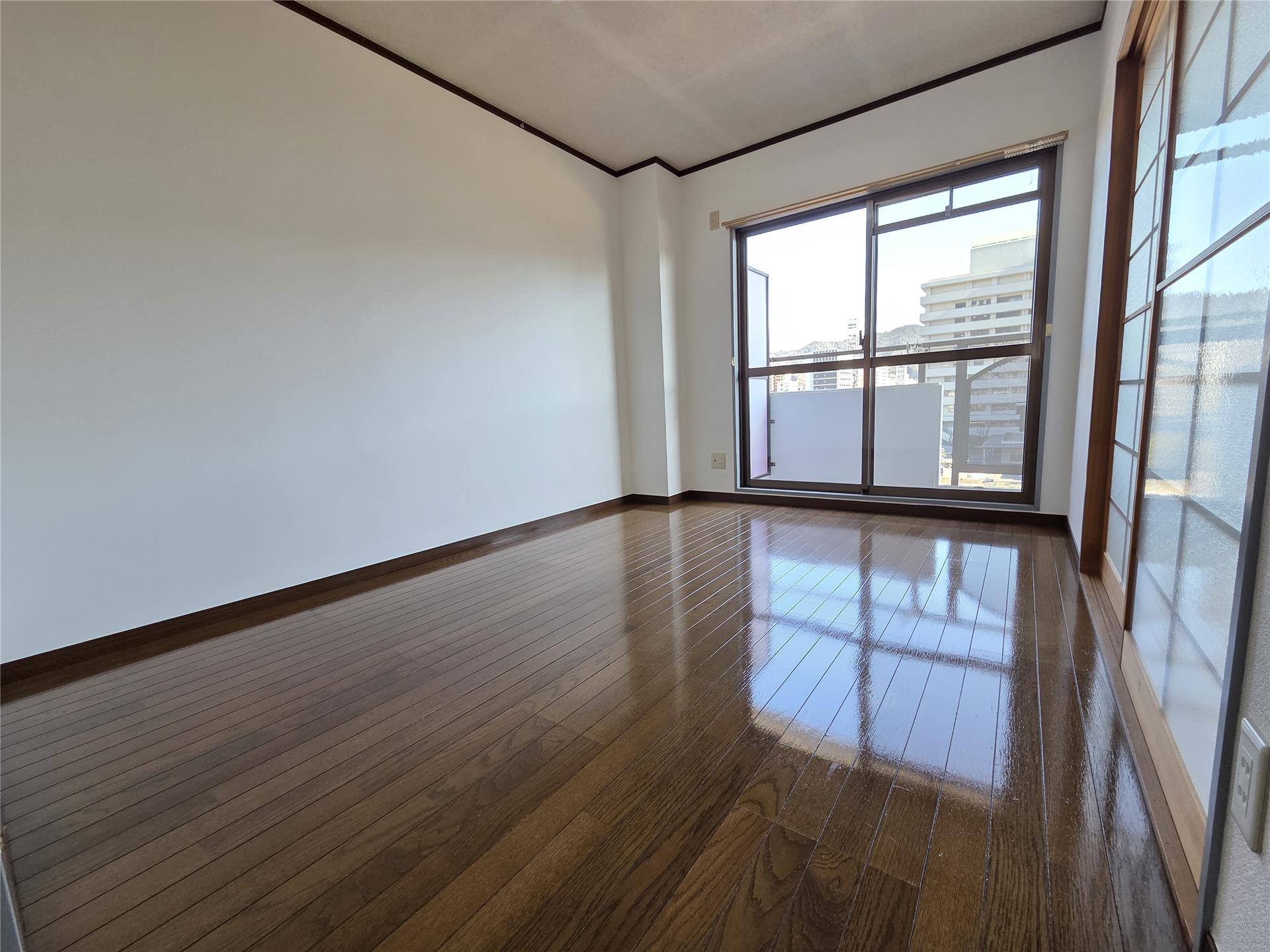 居室・リビング　バルコニーに面した明るい洋室６帖♪