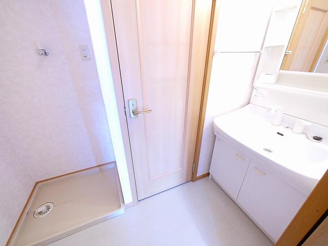 洗面設備　明るい洗面所です