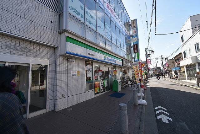 コンビニ　ファミリーマート（コンビニ）まで1055m