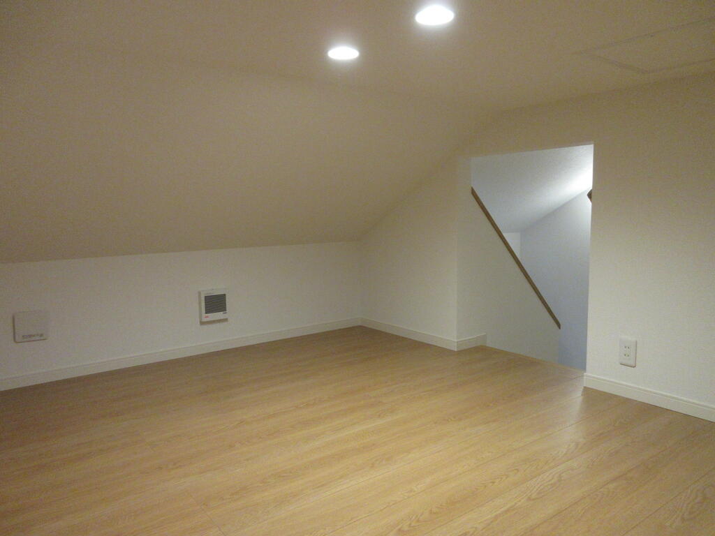 その他設備　階段をのぼると屋根裏があります。