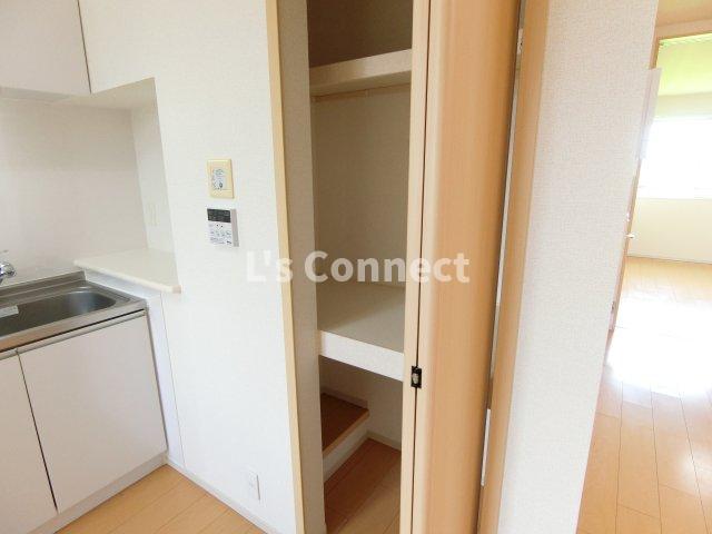 その他設備　キッチンにも収納付き。