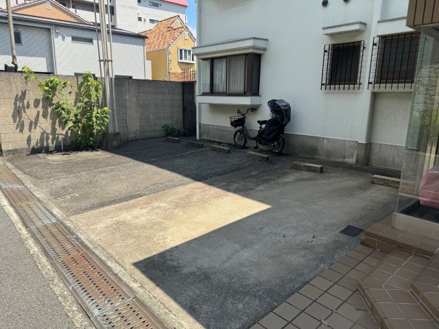 駐車場　駐車場に車を止められます