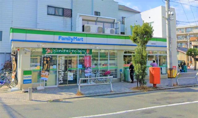 コンビニ　ファミリーマート（コンビニ）まで761m