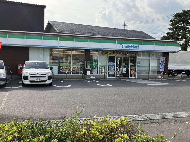 コンビニ　ファミリーマート草加稲荷店（コンビニ）まで597m