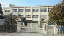 中学校　富田林市立第二中学校（中学校）まで1955m