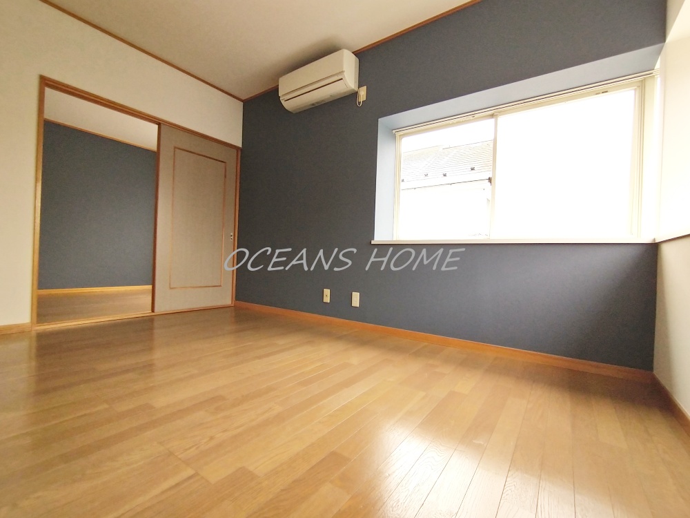 その他部屋・スペース　2階西側6帖洋室。お部屋を広く感じれる出窓付きのお部屋♪