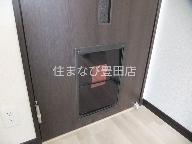 その他設備　同型別部屋写真：ペットくぐり戸