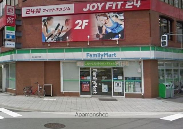 コンビニ　ファミリーマート（コンビニ）まで800m
