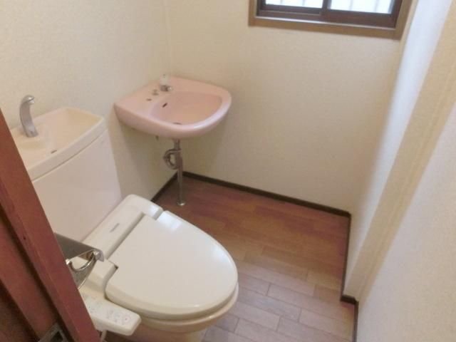 トイレ　★1階のトイレは洗面台付です★