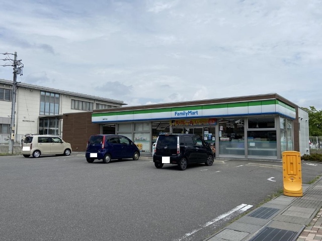 コンビニ　ファミリーマート（コンビニ）まで623m