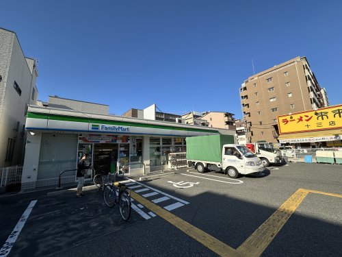 コンビニ　ファミリーマート木川西店（コンビニ）まで557m