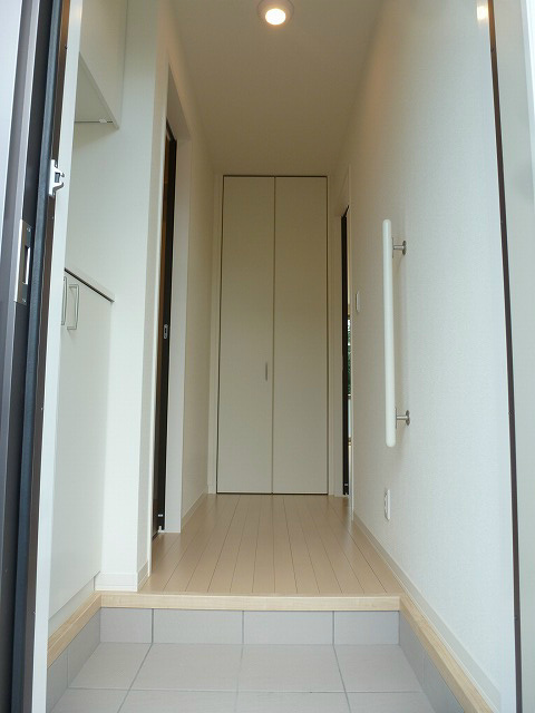 玄関　写真は102号室です