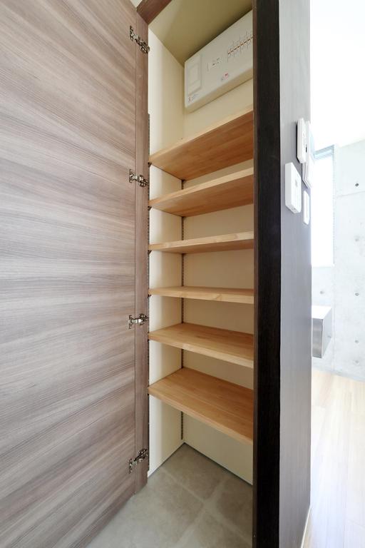 玄関　床面から天井まである収納力の高いシューズクローク