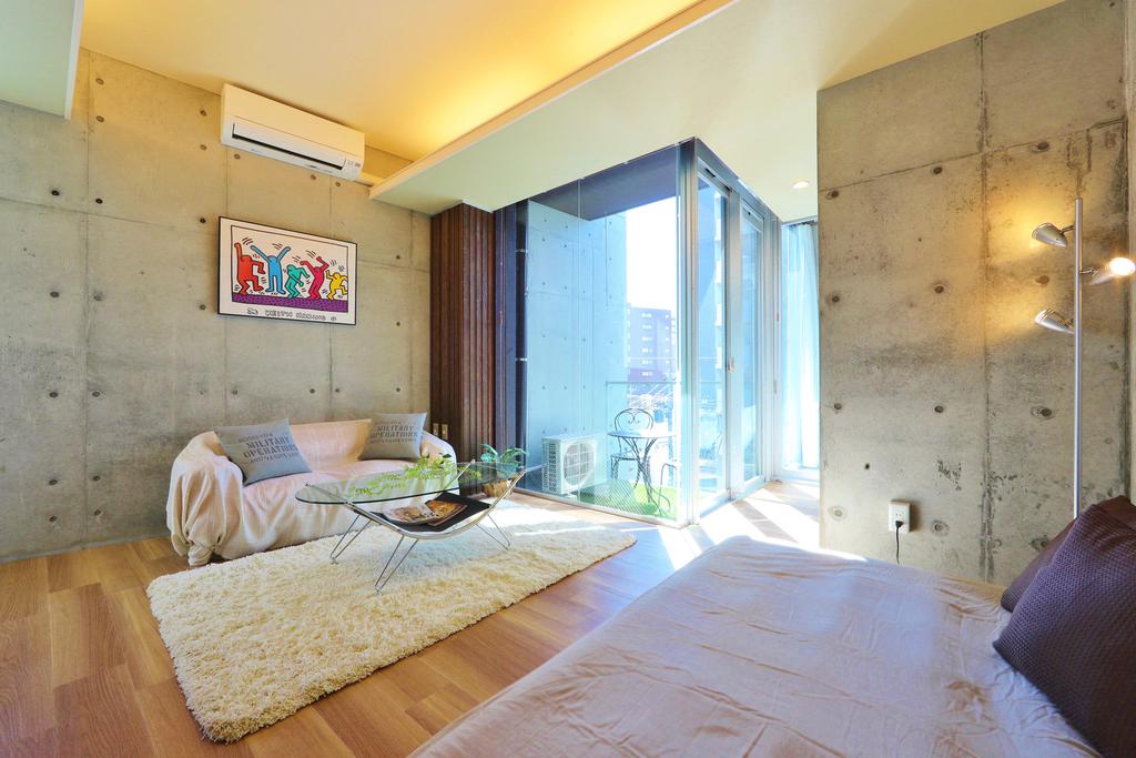 バルコニー　バルコニーには人工芝マット貼り