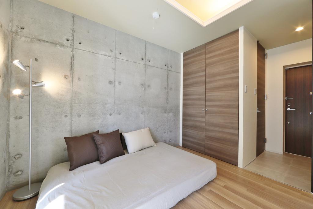 居室・リビング　打ちっ放し壁を主として素材感を演出☆+°