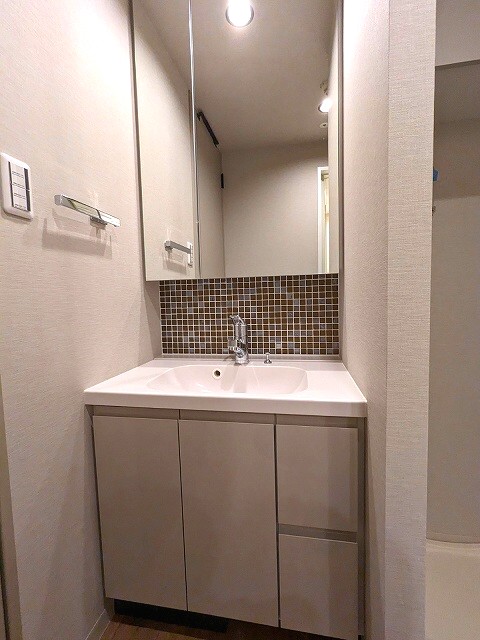 洗面設備　トイレとセパレートな独立洗面室です