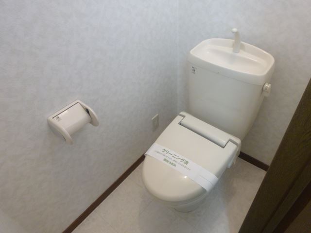 トイレ　窓があるので換気もばっちり。