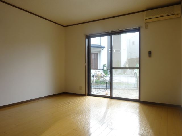 居室・リビング　一人暮らしにはもってこいの広さです。