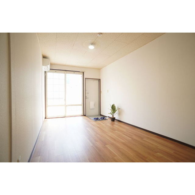 居室・リビング　洋室にはエアコン１台付で快適に過ごせます♪