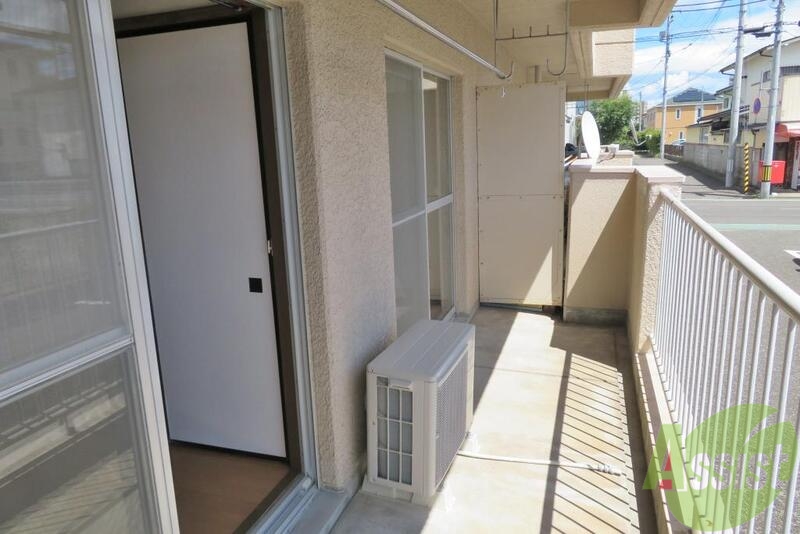 バルコニー　メインのベランダは南向きで、洗濯物も乾きやすいんですよー。