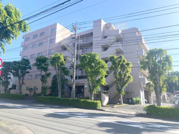 稲城市百村のマンションの建物外観