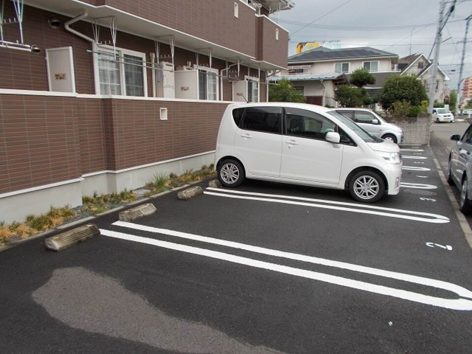 【松山市朝美のアパートの駐車場】