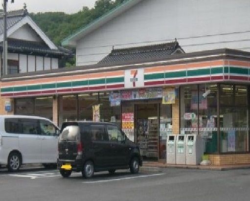 【安芸高田市吉田町吉田のアパートのコンビニ】