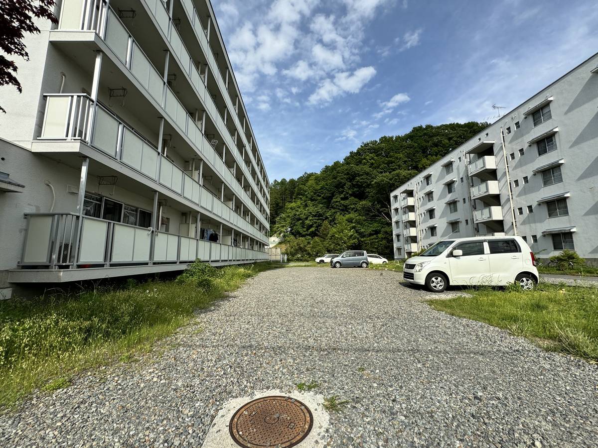 【伊那市福島のマンションの駐車場】