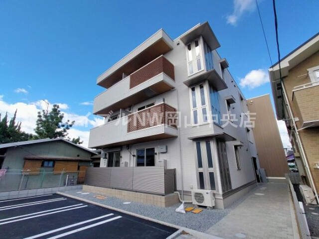 【岡山市北区奥田西町のアパートの建物外観】