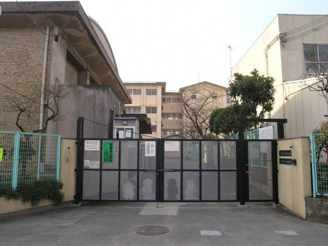 【八尾市山本町北のマンションの小学校】