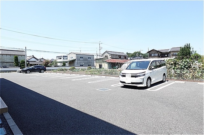 【すずの木アパートメントの駐車場】