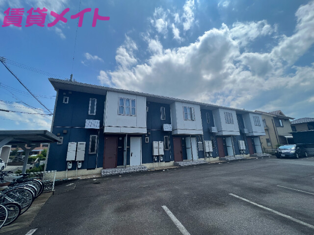 松阪市嬉野中川新町のアパートの建物外観