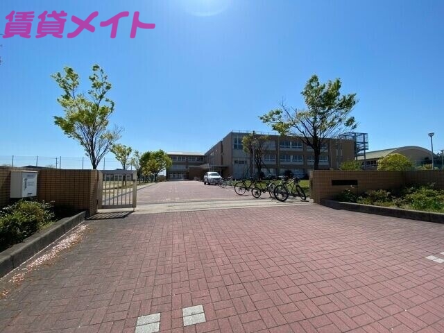 【四日市市新正のマンションの中学校】