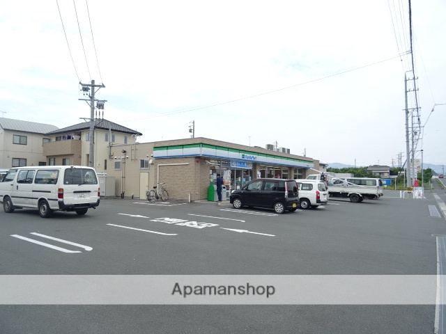 コンビニ　ファミリーマート（コンビニ）まで877m