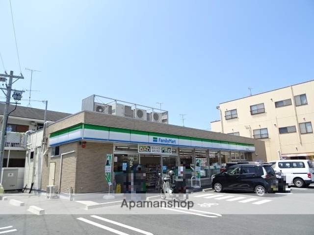 コンビニ　ファミリーマート（コンビニ）まで704m