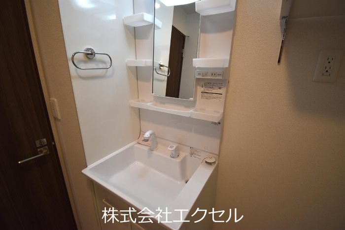 洗面設備　シャワー付き洗面台です。