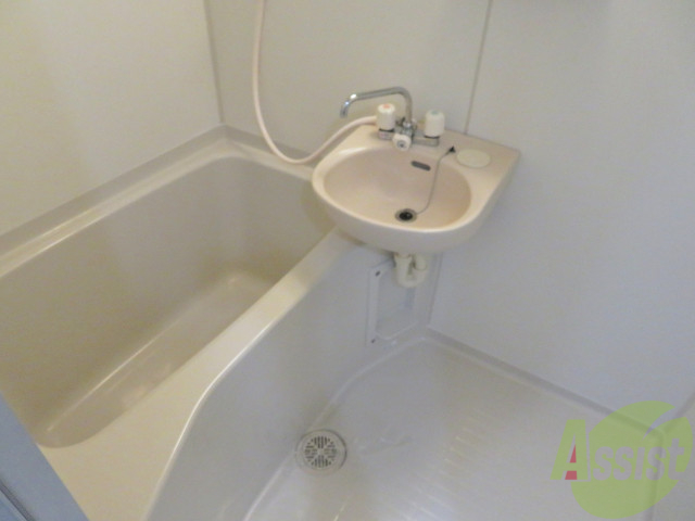 バス・シャワールーム　浴室は、洗面台といっしょになっております