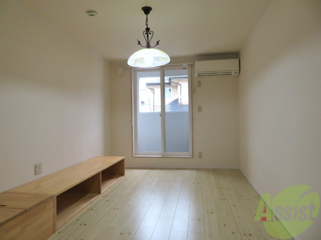 居室・リビング　リビングは、綺麗なフローリングが広がっていますね。