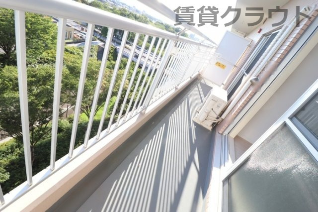 バルコニー　暖かな日差しのふりそそぐバルコニー