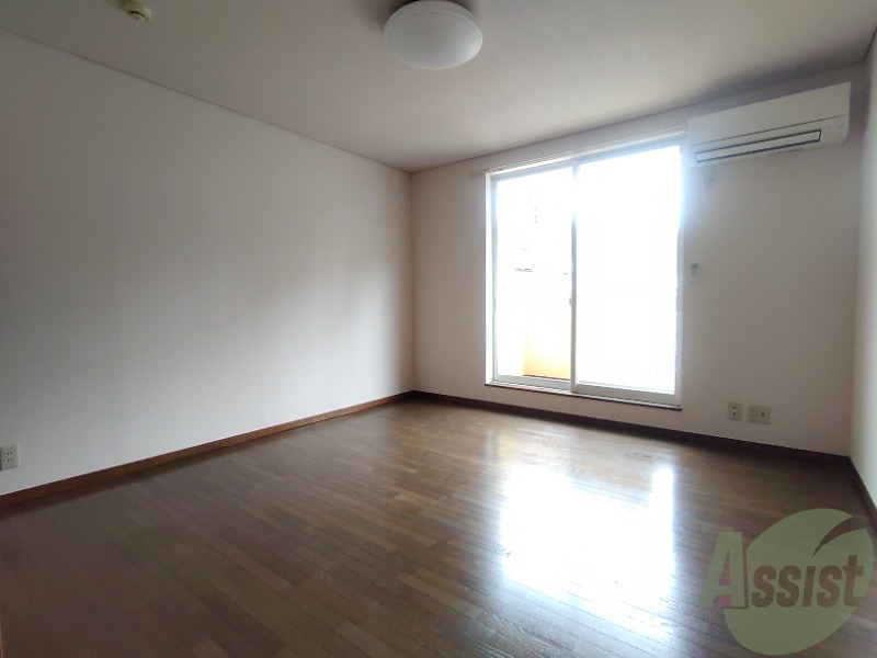 居室・リビング　８帖の洋室です。日差しがあり明るい印象でした。