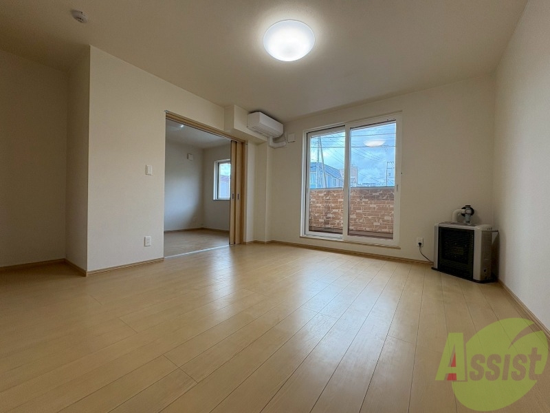 居室・リビング　日当たりが良くて心地よく過ごせそうなお部屋です。