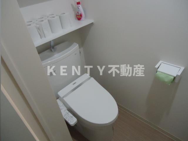 トイレ　落ち着いた色調のトイレです