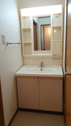 洗面設備　ゆったりとスペースのある洗面所